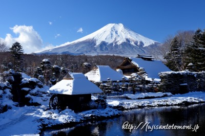 忍野村・榛の木林民俗資料館から望む富士山と雪景色