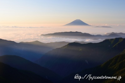 北岳から望む夜明けの富士山と雲海