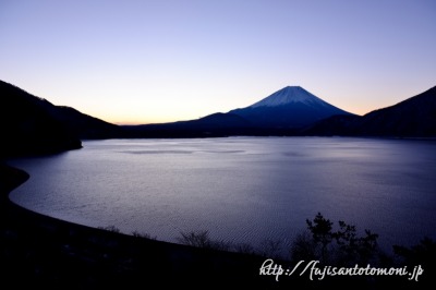 本栖湖より望む夜明けの富士山