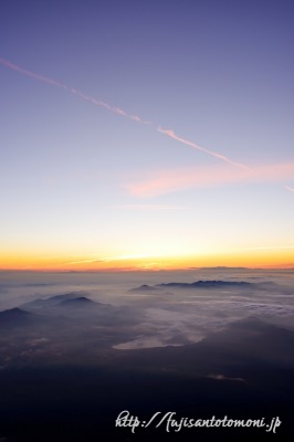 富士山山頂から望む夜明けの空
