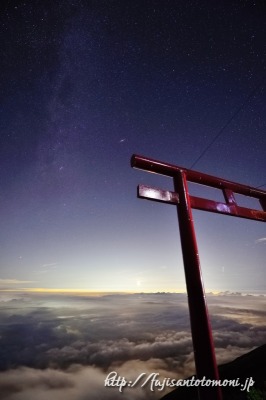 富士山登山道の鳥居と雲海、夜景、天の川