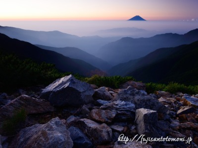 北岳から望む朝焼けの富士山と山並み