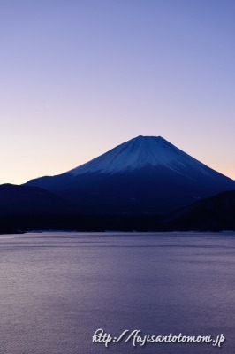 本栖湖から望む夜明けの富士山