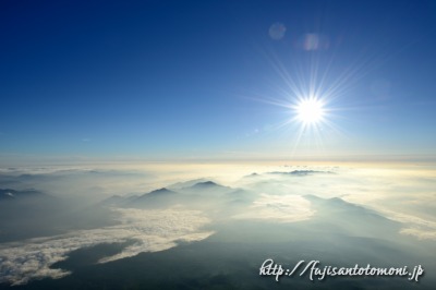 富士山山頂から望む雲海の絶景
