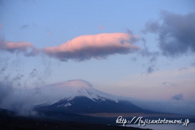 朝焼けの吊るし雲と富士山　パノラマ台にて