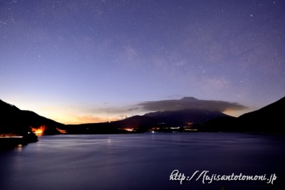 本栖湖から望む天の川と富士山