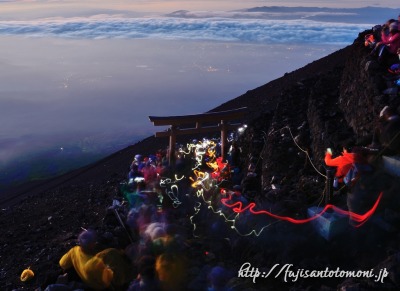 富士山山頂の鳥居と登山者たち