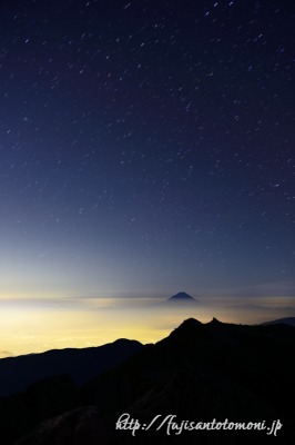 観音岳から望む夜の富士山と星空