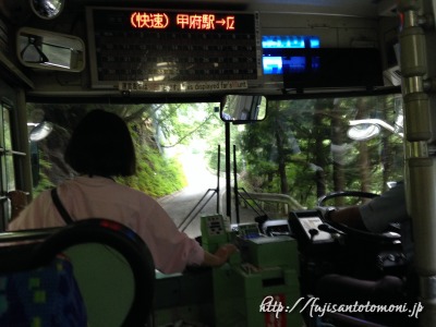 奈良田から広河原へのバス内部