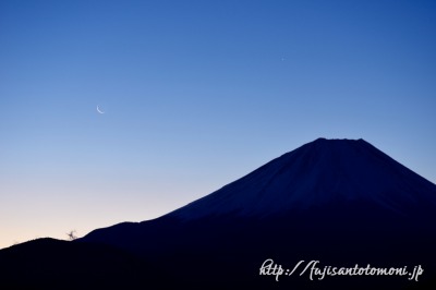 本栖湖から望む三日月と富士山