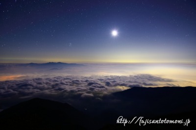 観音岳から望む夜の雲海と月
