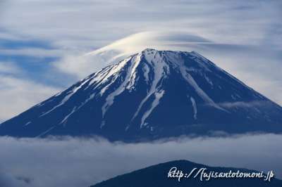 精進湖より望む笠雲と富士山