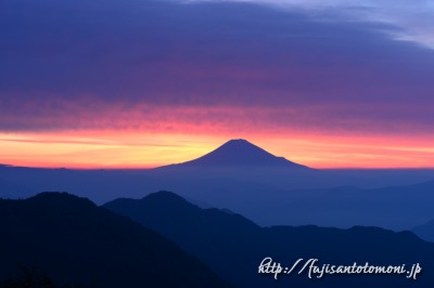 蕎麦粒山からの朝焼けと富士山