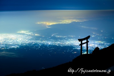 富士山より望む静岡の夜景と鳥居