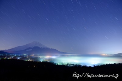 山中湖の雲海と星空と富士山の写真