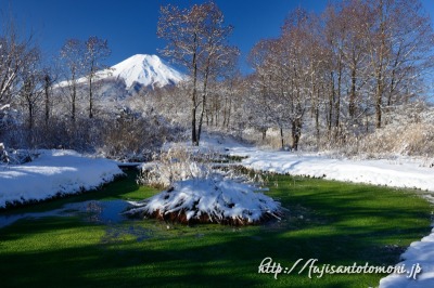 忍野村より望む富士山と雪景色