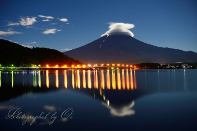 河口湖より望む夜の笠雲と富士山