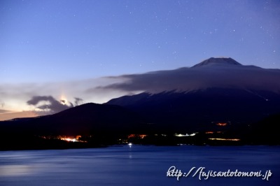 本栖湖から望む月の出と富士山