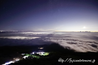 富士山登山道と雲海と星空
