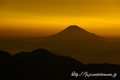 蕎麦粒山から夜景の富士山
