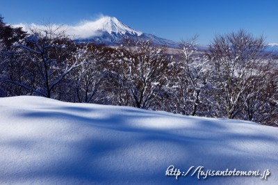 二十曲峠から望む雪景色と富士山