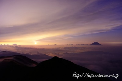 北岳から望む月の出と富士山