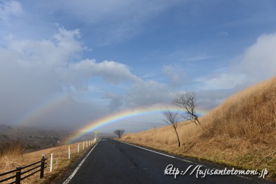 三国峠の虹と道路