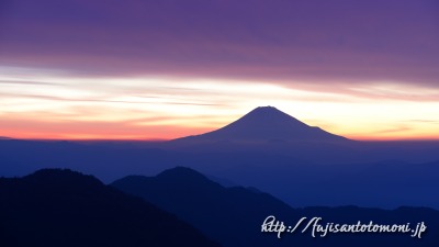 蕎麦粒山からの朝焼けと富士山