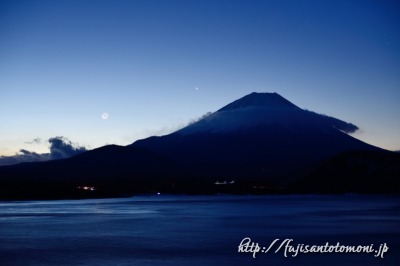 本栖湖から望む三日月と夜明けの富士山