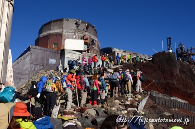 富士山山頂剣ヶ峰に並ぶ人々