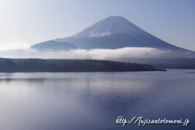 本栖湖の雲海と富士山