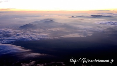富士山山頂から望む夜明けの雲海と山中湖