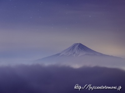 三つ峠から雲海と星空の富士山