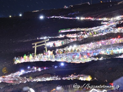 富士山を登る人々のヘッドライトの光跡（富士登山）