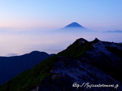 観音岳から夜明けの富士山