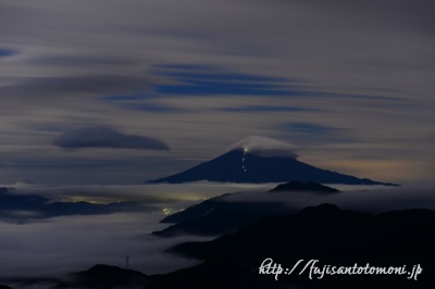 雁ヶ腹摺山から夜の富士山
