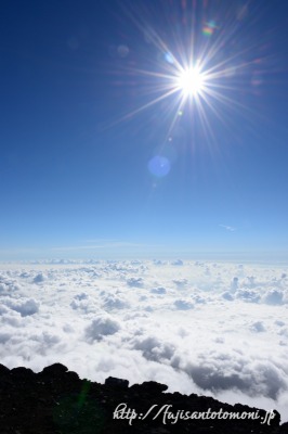 富士山山頂から望む雲海と太陽