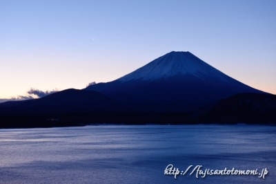 本栖湖より望む富士山