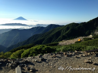 北岳山荘テント場から望む富士山