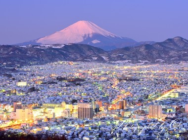 ＜2月＞ 雪纏う街のきらびやかな夜景  ― 神奈川県・秦野市