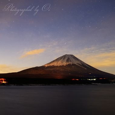 沈む月がやけに眩しく富士を照らした。  ― 山梨県南都留郡富士河口湖町・本栖湖 2015年2月