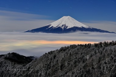 月明かりの下で雲海の富士が出迎えてくれた。  ― 山梨県南都留郡西桂町・三ッ峠山 2012年12月