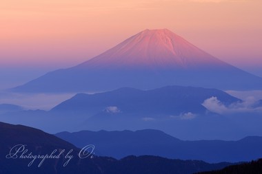 ＜10月＞ 遥か山並みの向こうの富士は、夕焼けに照らされ赤く光っていた。  ― 静岡県・長野県／南アルプス 小河内岳