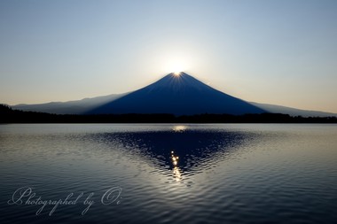 シンプルで王道。静かなる湖畔に昇る。  ― 静岡県富士宮市・田貫湖 2014年4月