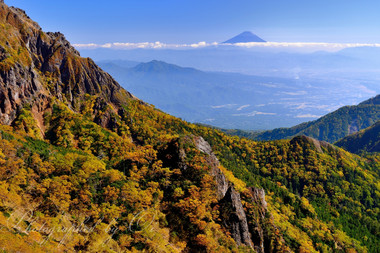 紅葉する稜線の彼方に富士を望む。  ― 長野県諏訪郡原村・八ヶ岳連峰中岳 2013年9月