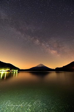 天の川が空を渡る。湖面をライトアップした。  ― 山梨県南都留郡富士河口湖町・精進湖 2014年4月