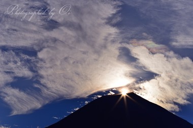 ＜8月＞ ダイヤモンド富士を待っている間に、空には雲のアートが描かれた。  ― 静岡県／田貫湖
