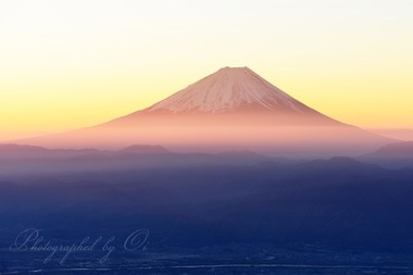 強烈な朝日が射し光に包まれた。  ― 山梨県韮崎市 2012年11月