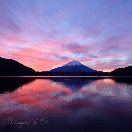 精進湖から望む朝焼けと富士山の写真