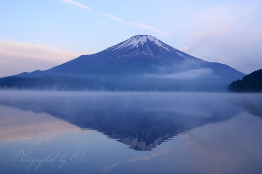 山中湖の逆さ富士（黒富士）の写真